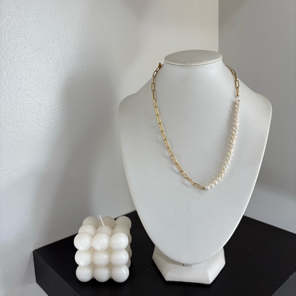 Elegant Gold and Pearl Necklace